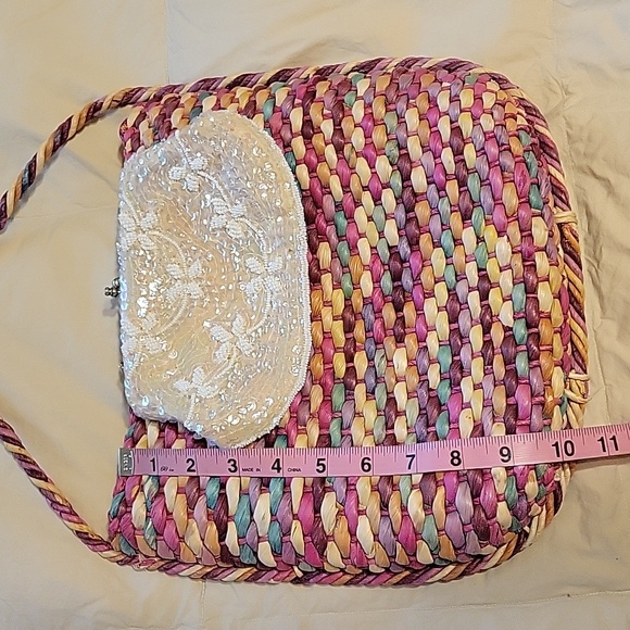 Lot of two purses: 1 beaded white clutch and 1 multicolored beach bag with strap - Picture 5 of 16